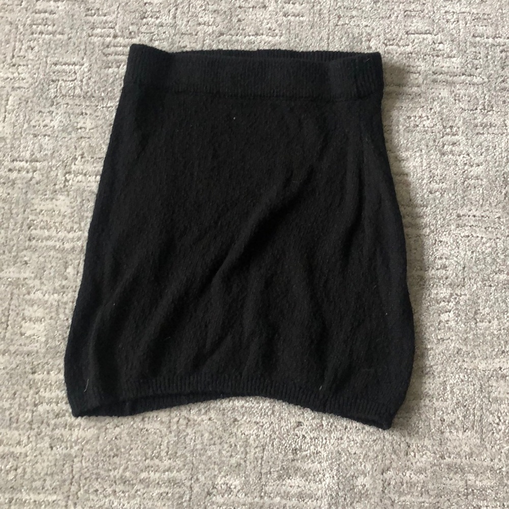 Stretchy black skirt